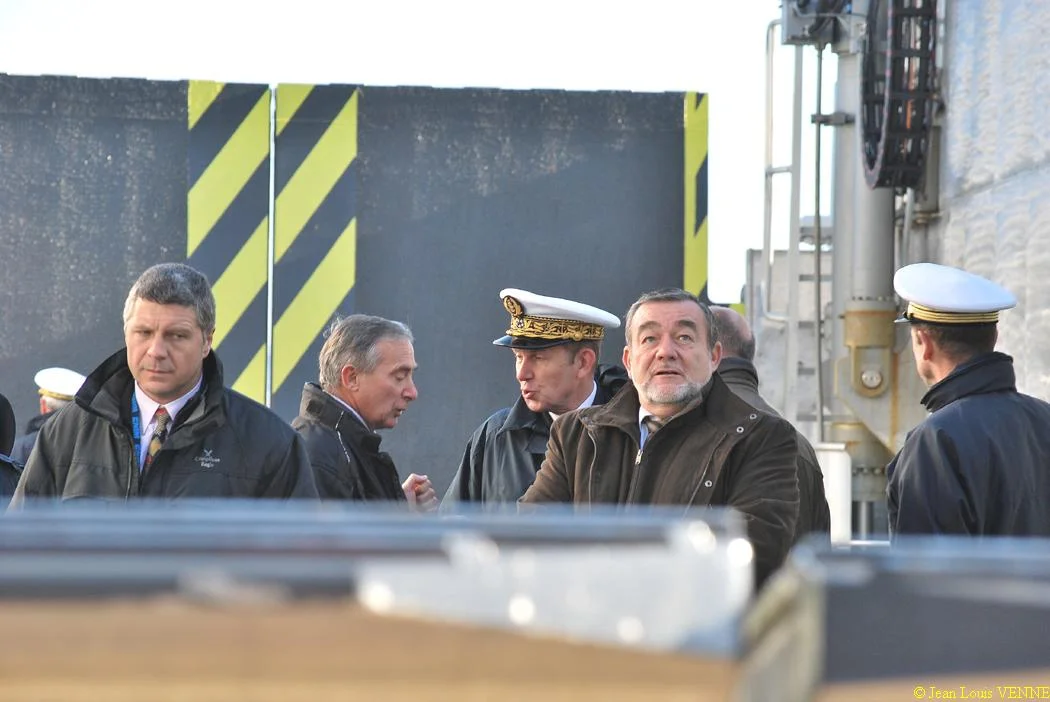 Le CEMM et les invités remontent à bord