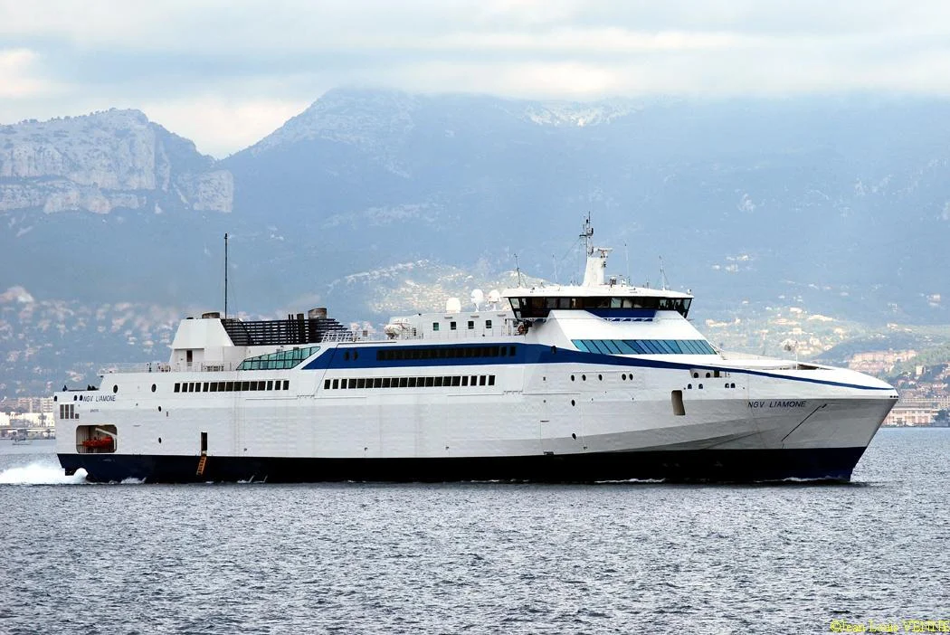 Le Liamone sort de la base navale de Toulon pour des essais