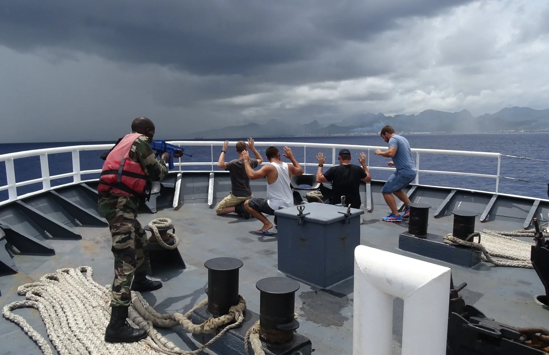 Des membres de l'équipage du Malin en civil joue le rôle de pêcheurs illicites pour former l'équipe de visite seychelloise