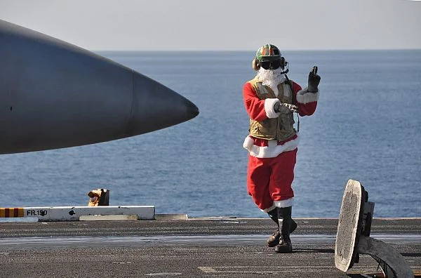 Le Père Noël sur le pont d'envol de l'USS Nimitz