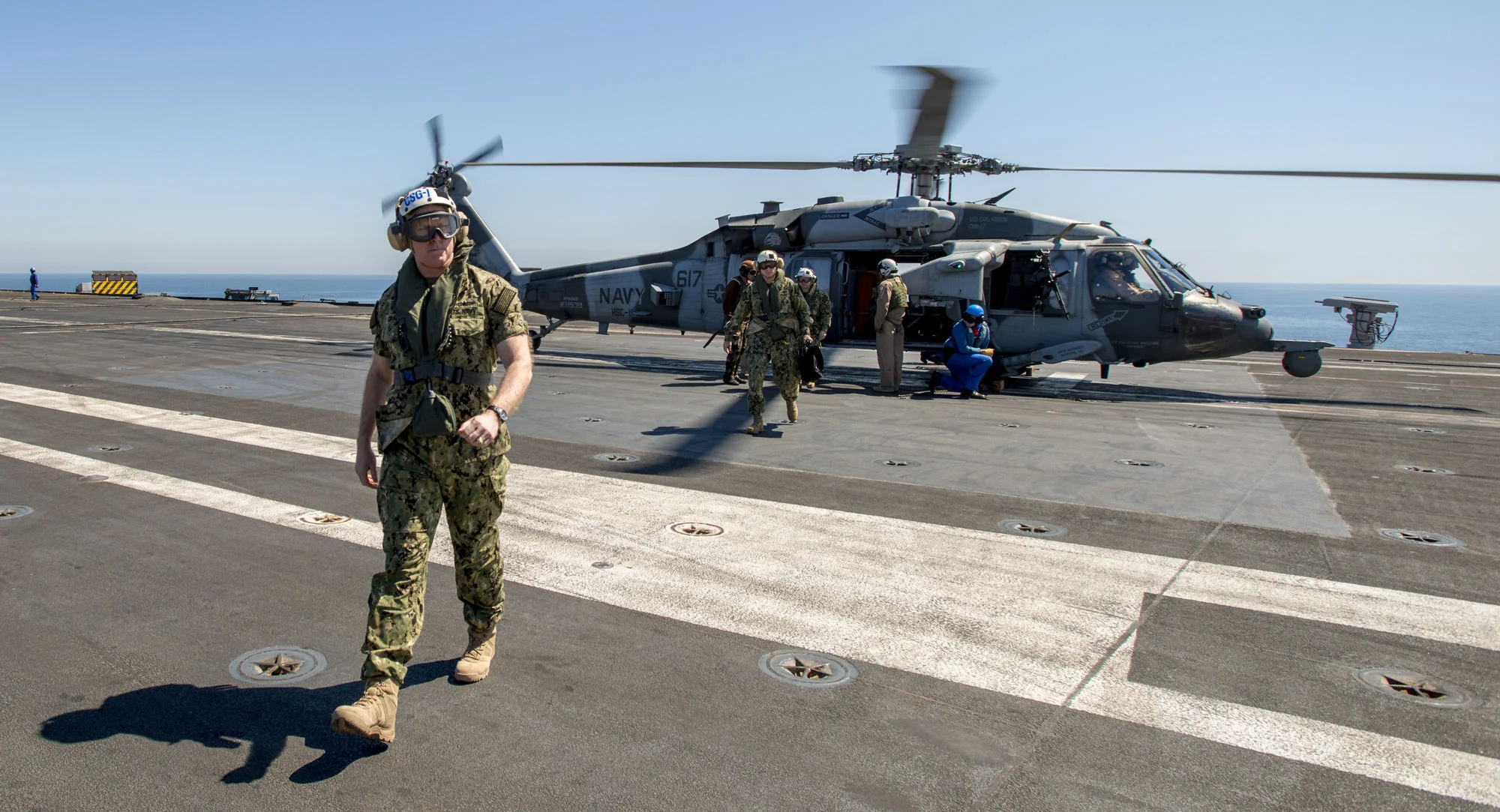 Le contre-amiral Christopher Grady, commandant du Carrier Strike Group (CSG) 1, descend d'un hélicoptère MH-60S Sea Hawk sur le pont du Charles de Gaulle