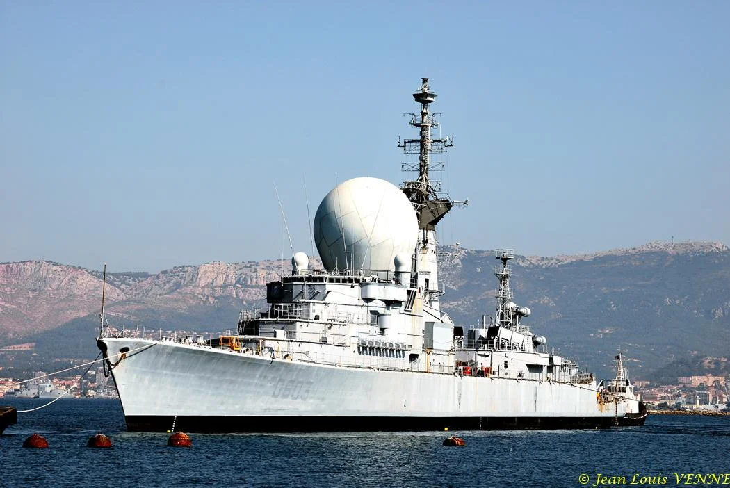 La coque de l'ex-Duquesne positionnée pour protéger le plan d'eau