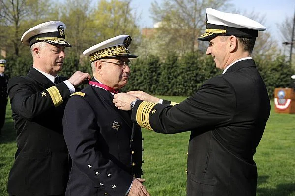 Le Chef des Opérations Navales, l'amiral Greenert, et le contre-amiral Patrick Lorge, commandant du district naval de Washington, remettent les insignes de la Legion of Merit à l'amiral Rogel
