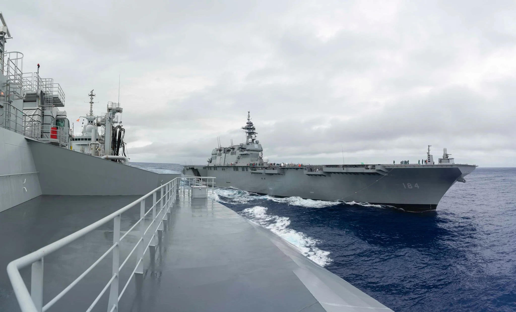 Le bâtiment ravitailleur de forces Jacques Chevallier ravitaille le porte-aéronefs japonais Kaga