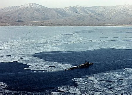 Un SNLE Delta-III naviguant dans la banquise