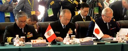 Le contre amiral Vichot (à droite) représente le chef d'état-major en Chine