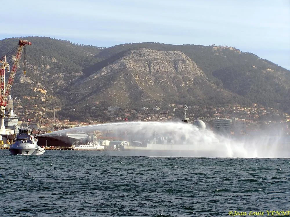 L'Estérel essaie son canon Ã  eau