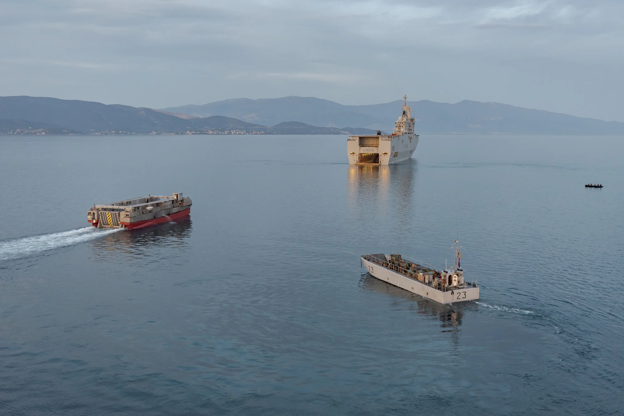 Le porte-hélicoptères amphibie Dixmude