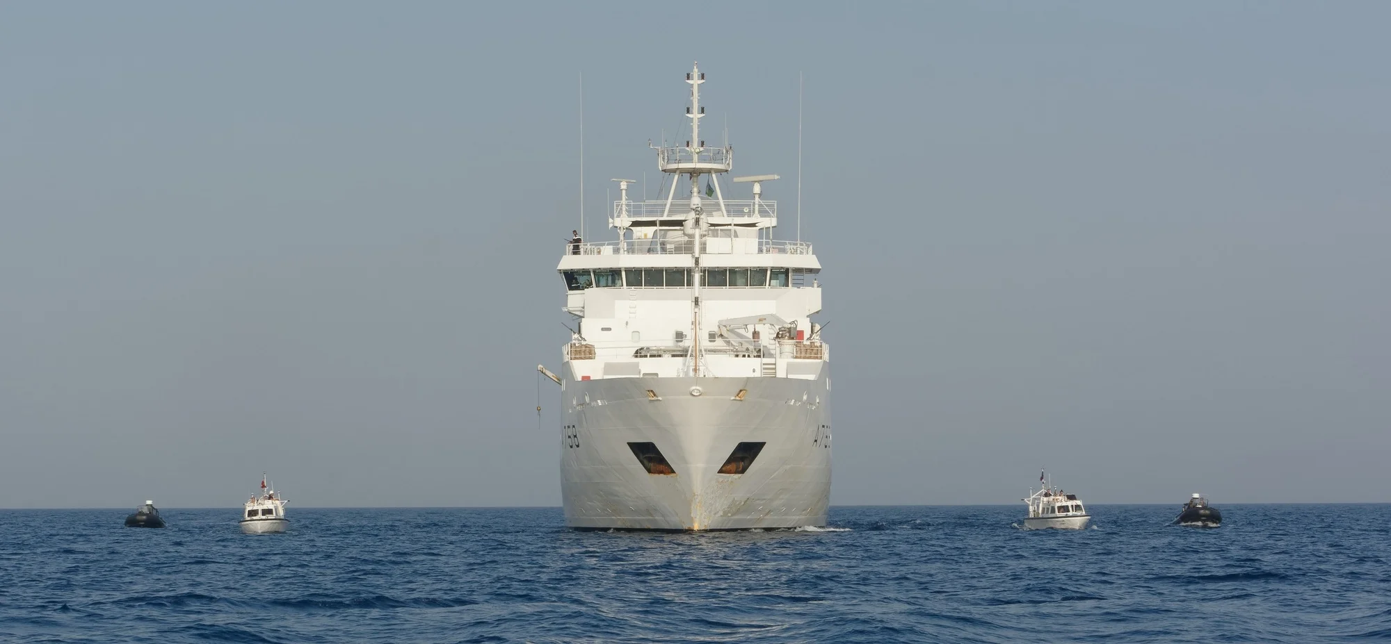 Le Beautemps-Beaupré et ses vedettes hydrographiques protégés par des fusiliers-marins
