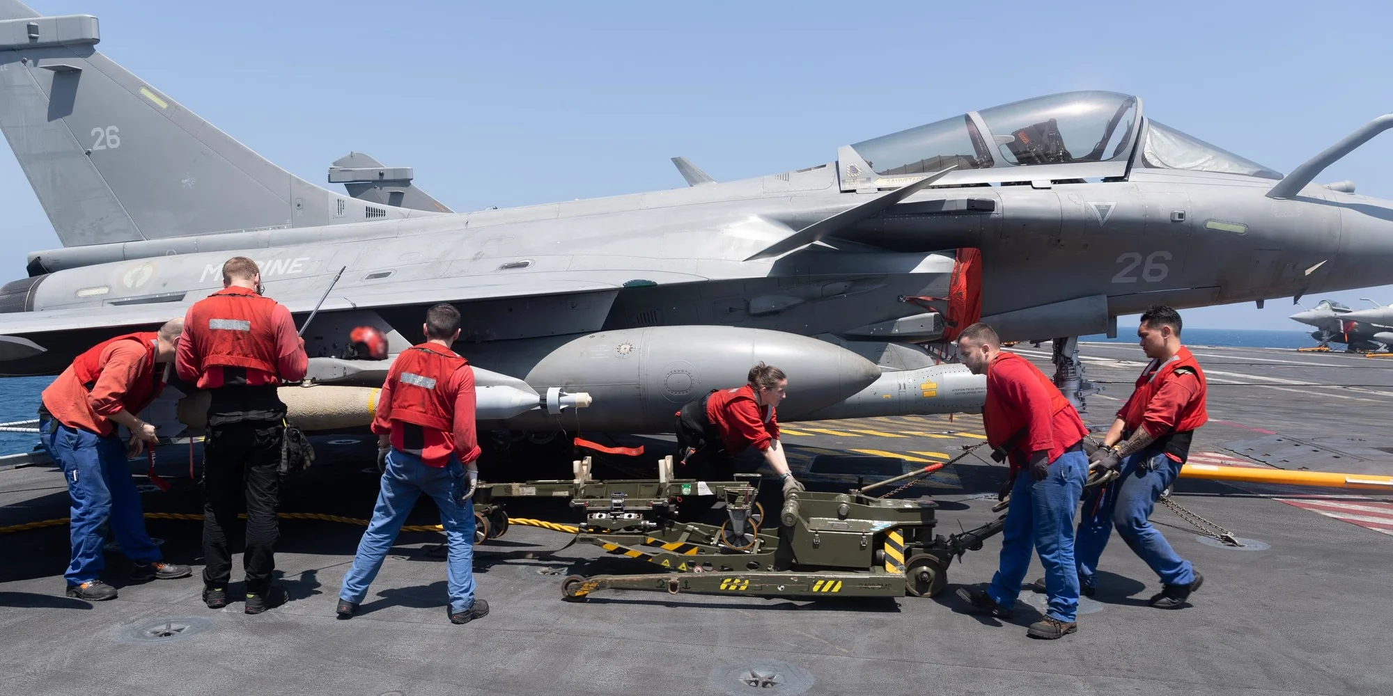 Installation d'une bombe guidée laser sur un Rafale Marine
