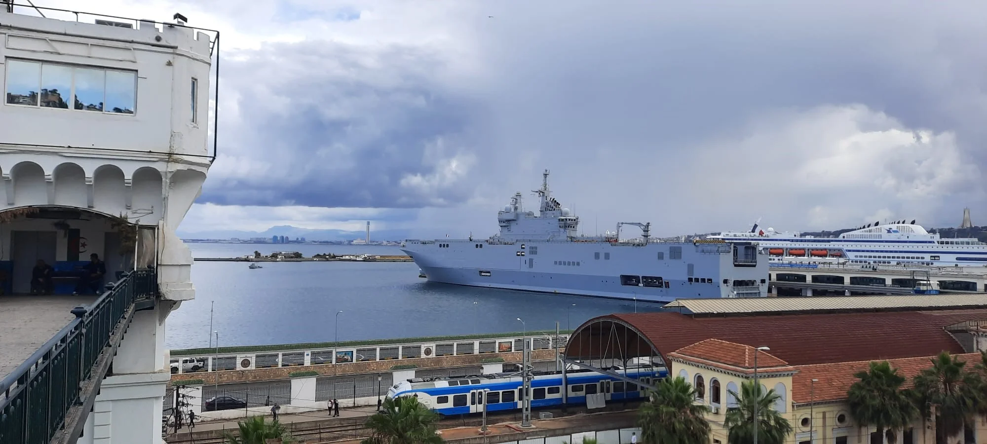 Le porte-hélicoptères Tonnerre en escale à Alger