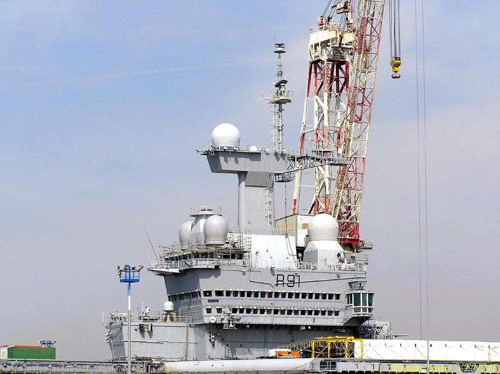 Travaux dans la mâture du Charles de Gaulle
