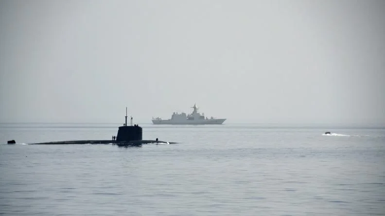 Un sous-marin français et la corvette émirienne Abu Dhabi