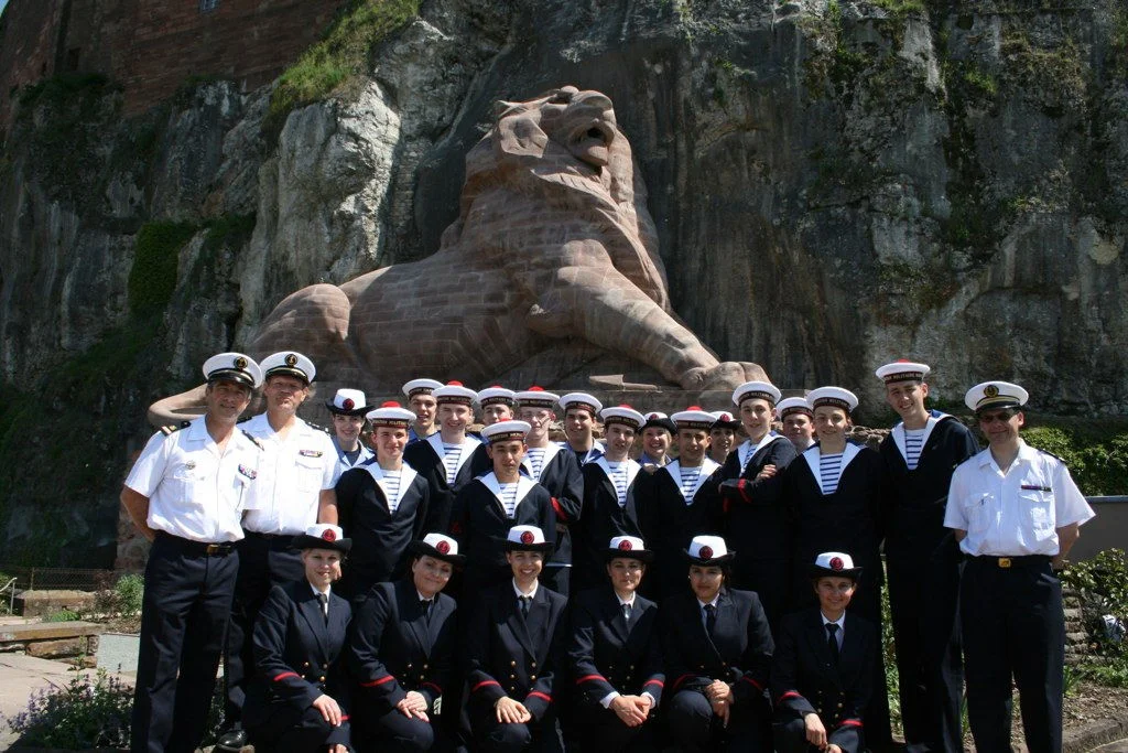 Les stagiaires de la PMM devant le lion de Belfort