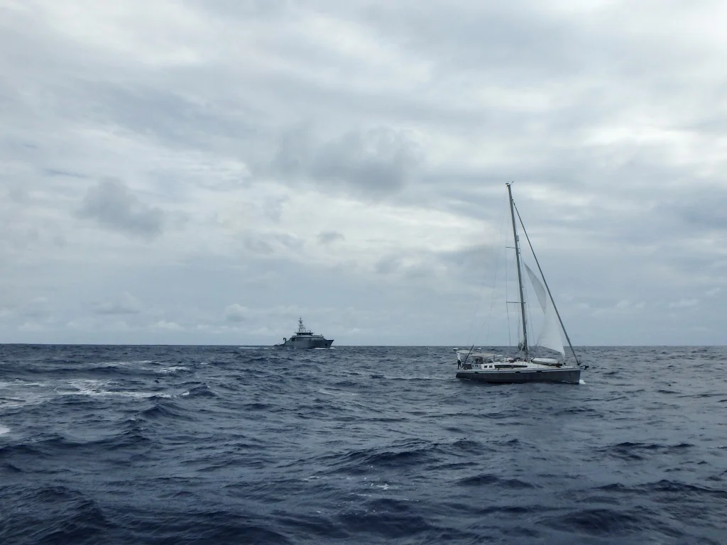 Le patrouilleur léger La Confiance effectue un sauvetage en plein Atlantique