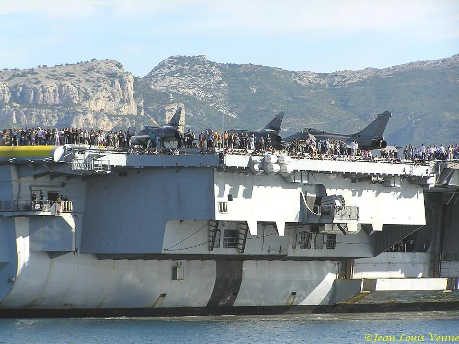 La sortie des familles du Charles de Gaulle