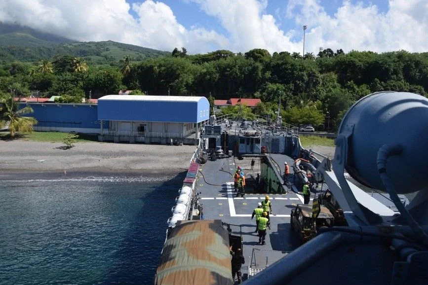 Le “Dumont d’Urville” posé sur la plage de St Pierre