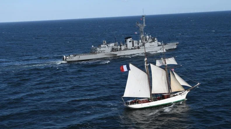 La goélette Belle Poule et la frégate Latouche Tréville