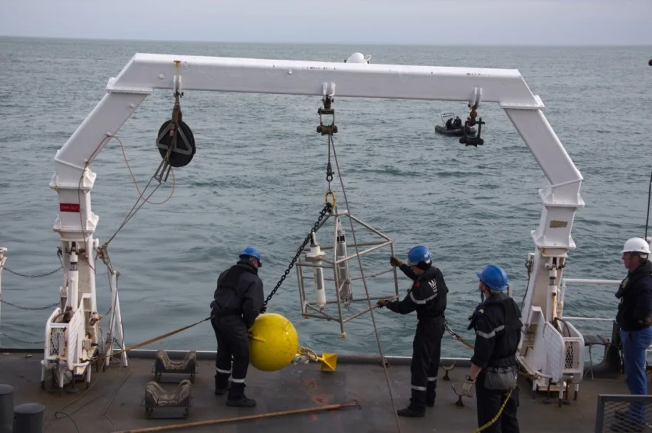 Mise à l'eau d'un marégraphe depuis la plage arrière du Lapérouse