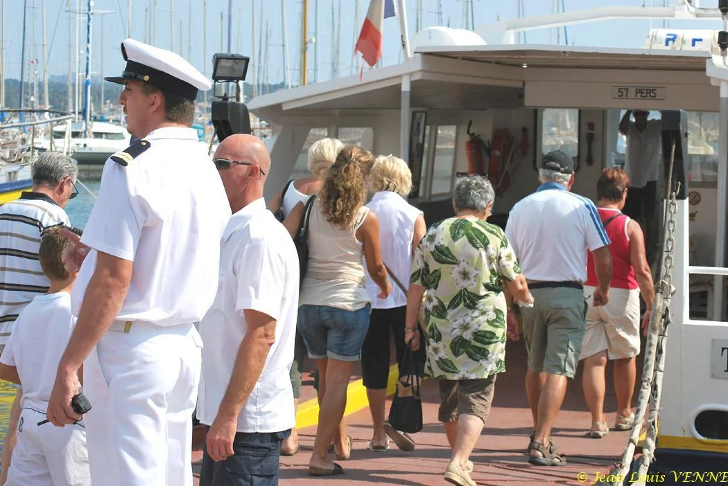 Une foule nombreuse attend de visiter le Var