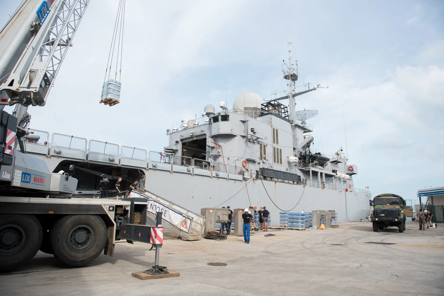 La frégate Ventôse embarque du matériel de secours destinés aux habitants des îles de St-Martin et St-Barthélémy