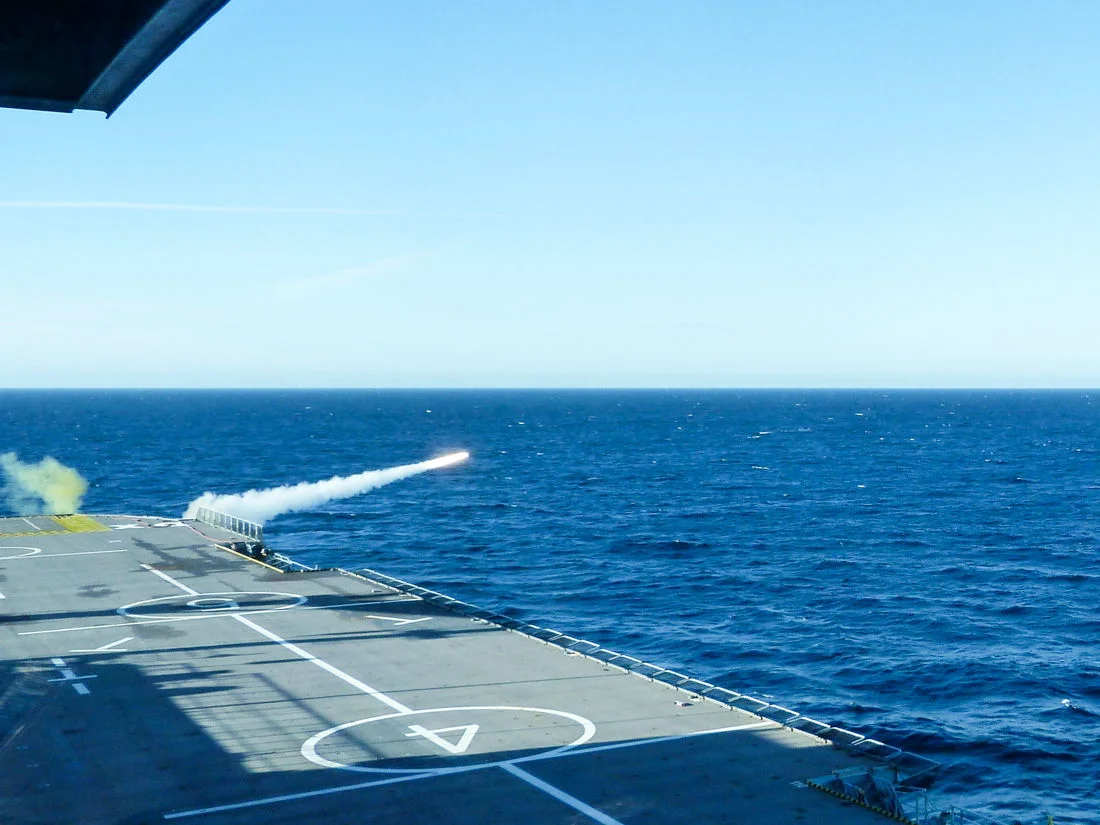 Tir de missile d’autodéfense Mistral depuis le BPC Dixmude