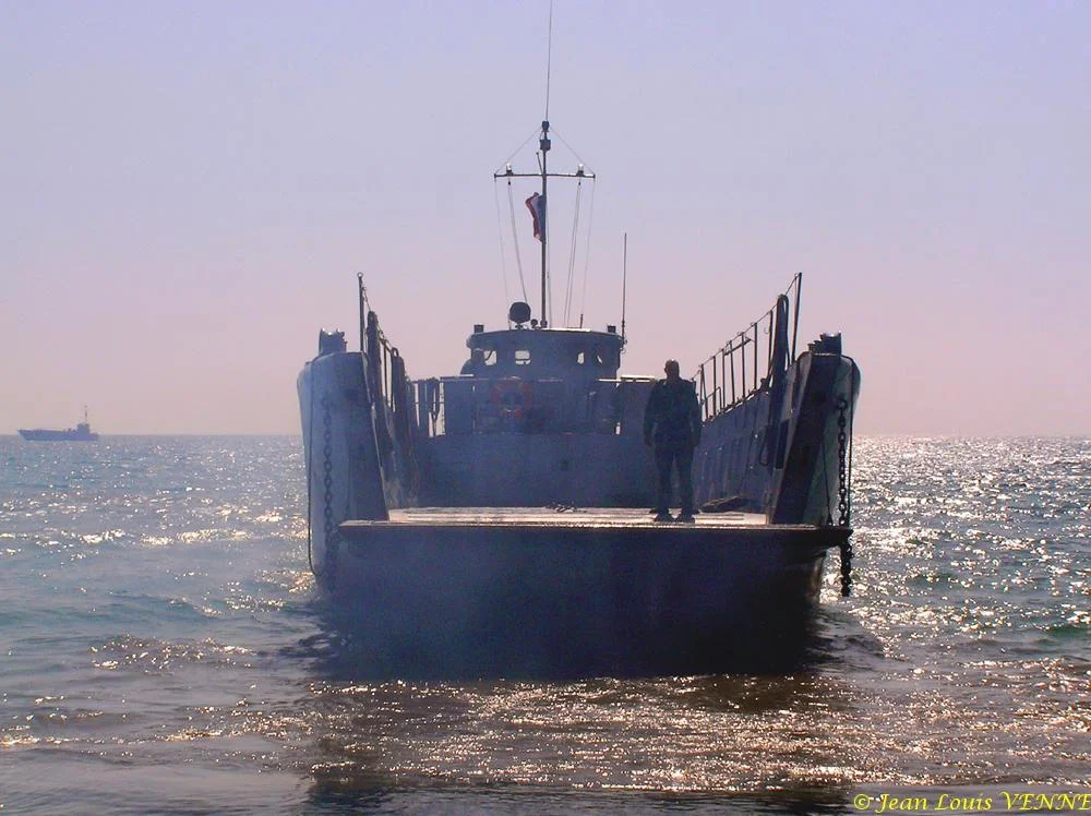 La flottille amphibie s'entraîne sur la plage des Sablettes