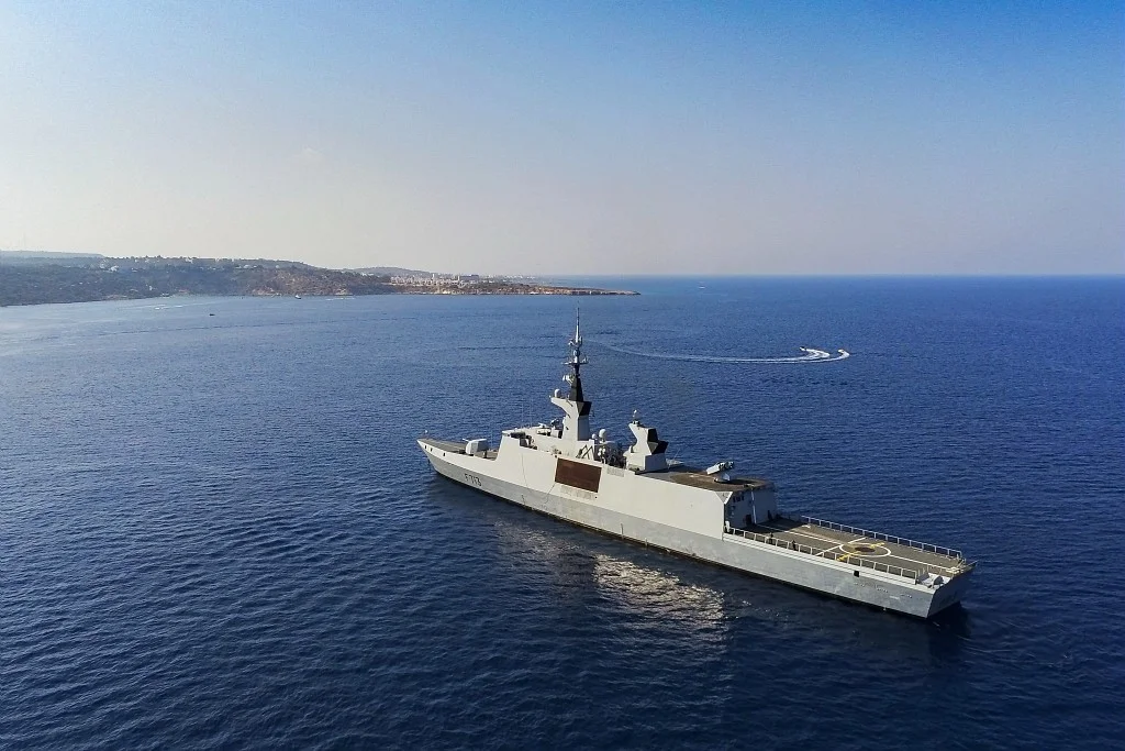 La frégate Aconit au mouillage devant le port de Larnaca (Chypre)