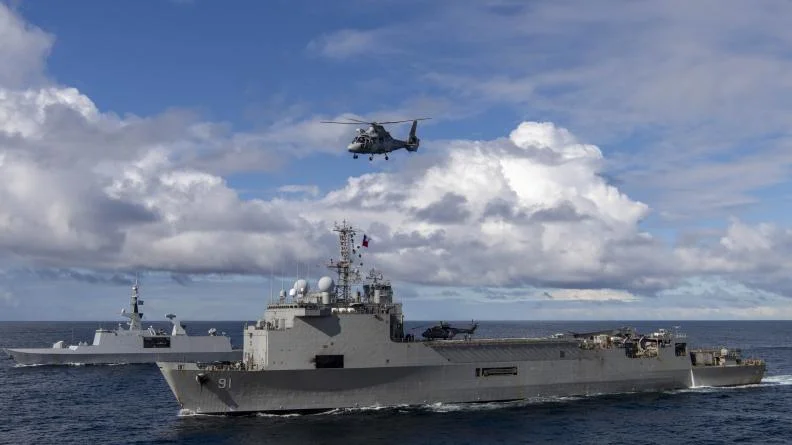 La frégate Guépratte et le navire amphibie Sargento Aldea de la marine chilienne