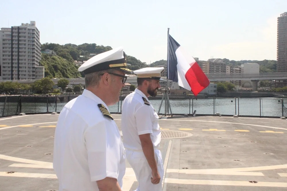 Le Capt. Justin Harts, commandant de la 15è escadrille américaine de destroyers, en visite le 8 aôut 2024 à bord la frégate Bretagne à Yokosuka (Japon)