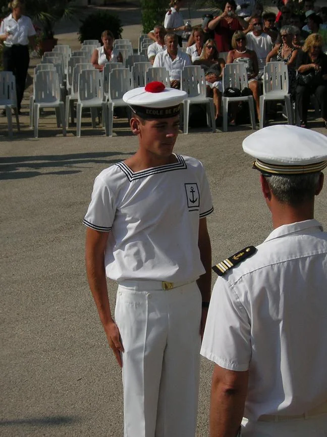 Un élève du BAT reçoit son insigne de plongeur-démineur
