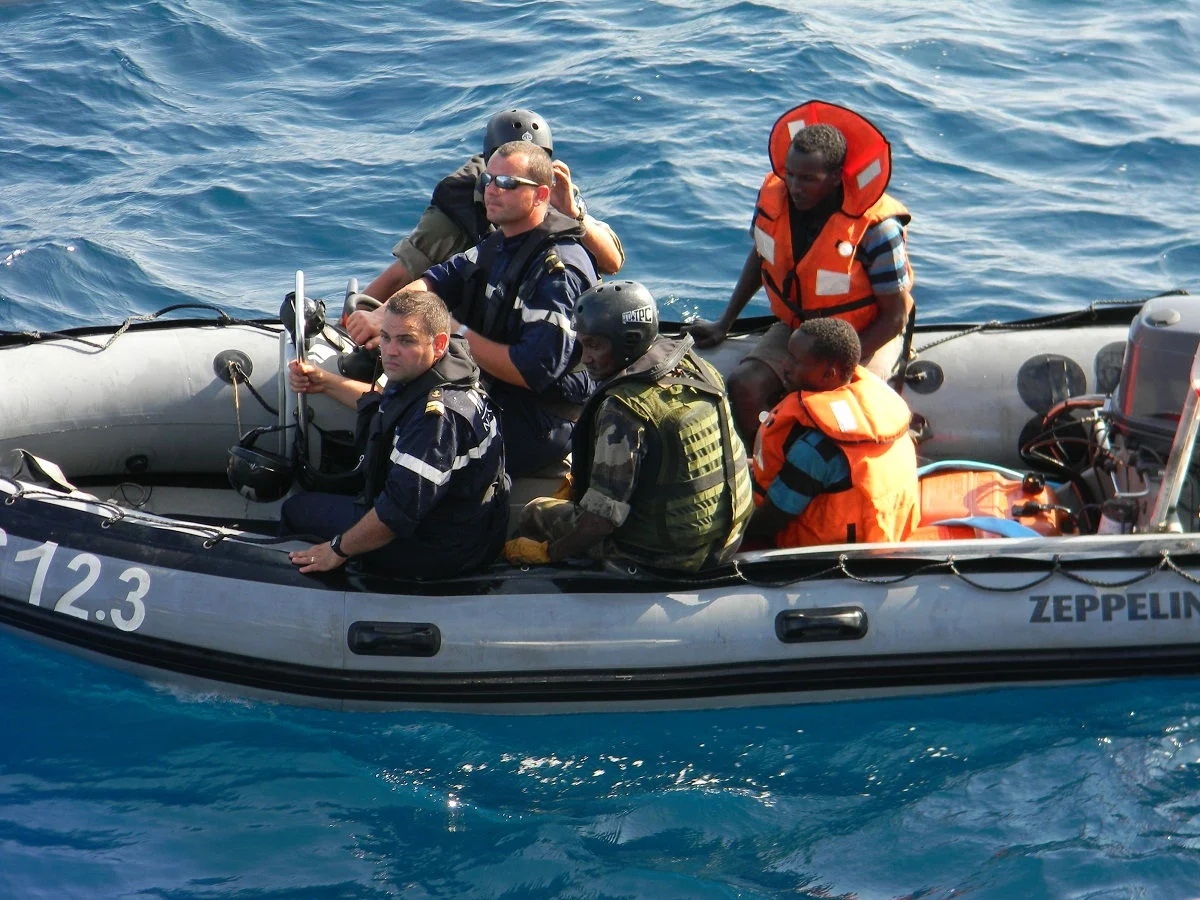 La frégate De Grasse se porte aux secours d’une embarcation à la dérive