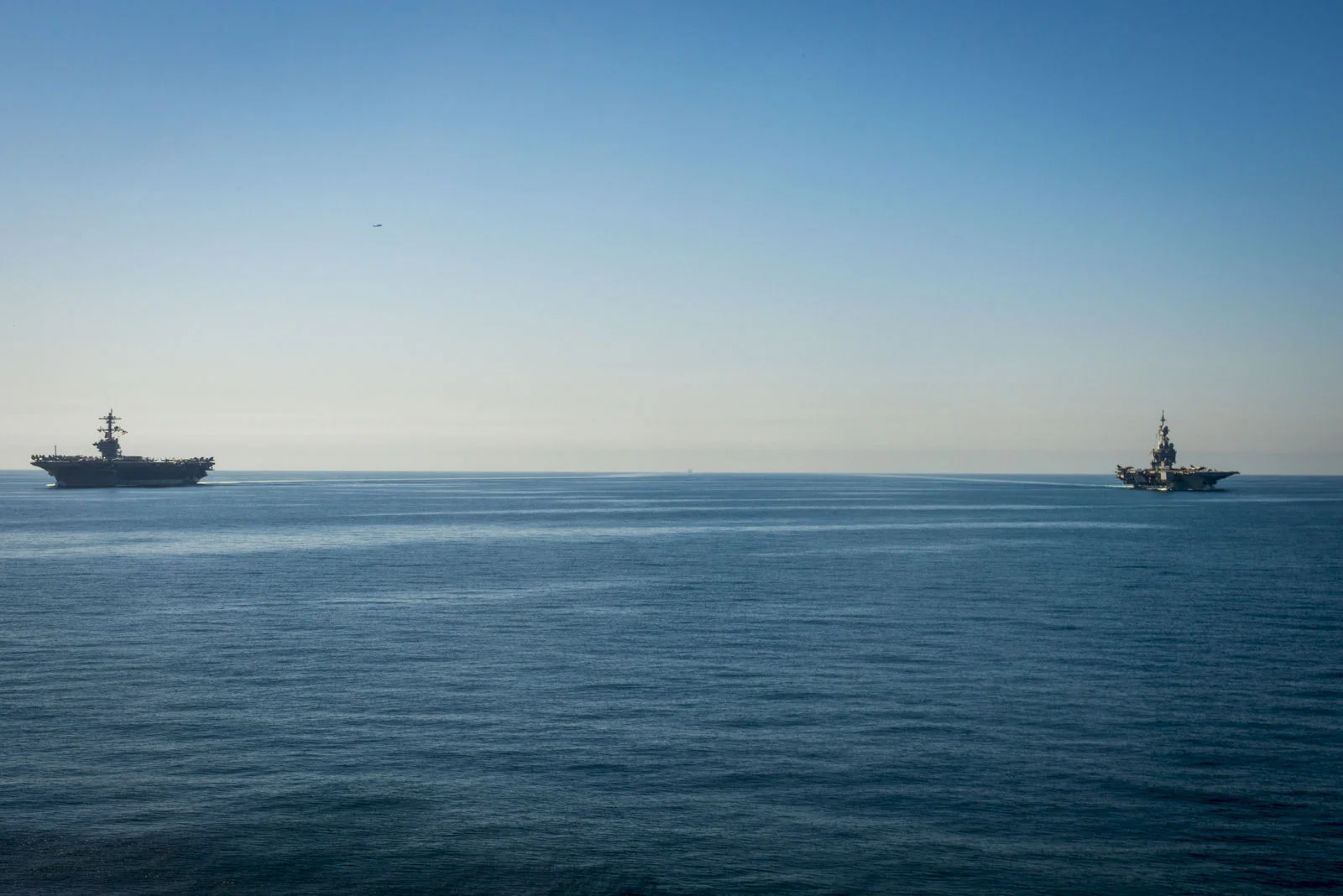 Porte-avions français et américain naviguent côte à côte