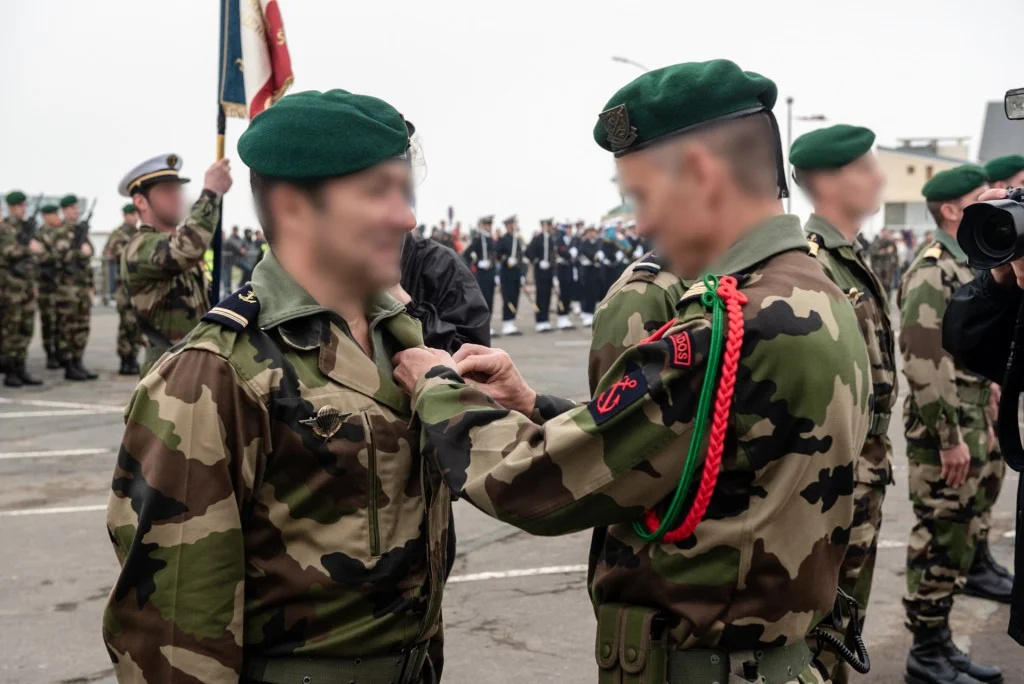 Un commando marine reçoit son insigne