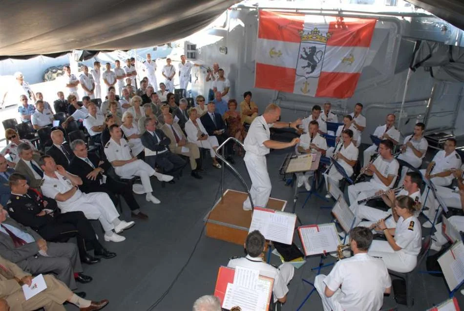 La musique des équipages de la flotte participe Ã  l'au-revoir