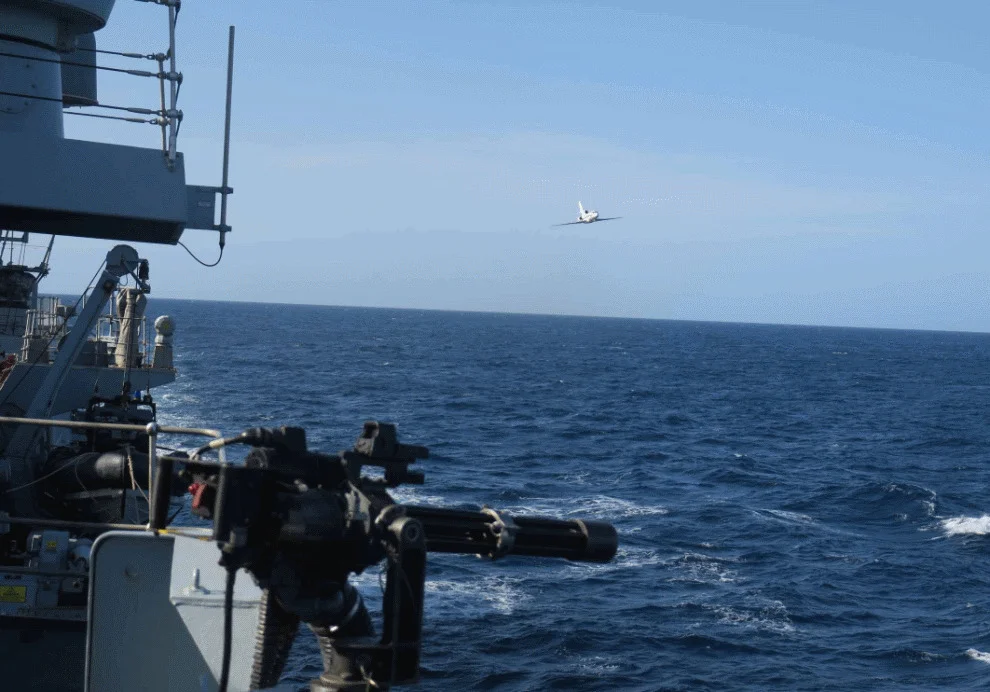 Un avion Falcon 50 survolle la frégate britannique HMS Portland