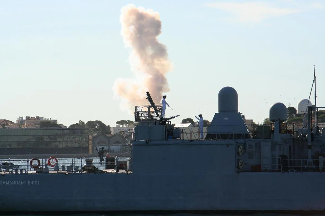 L'amiral est salué de 17 coups de canon