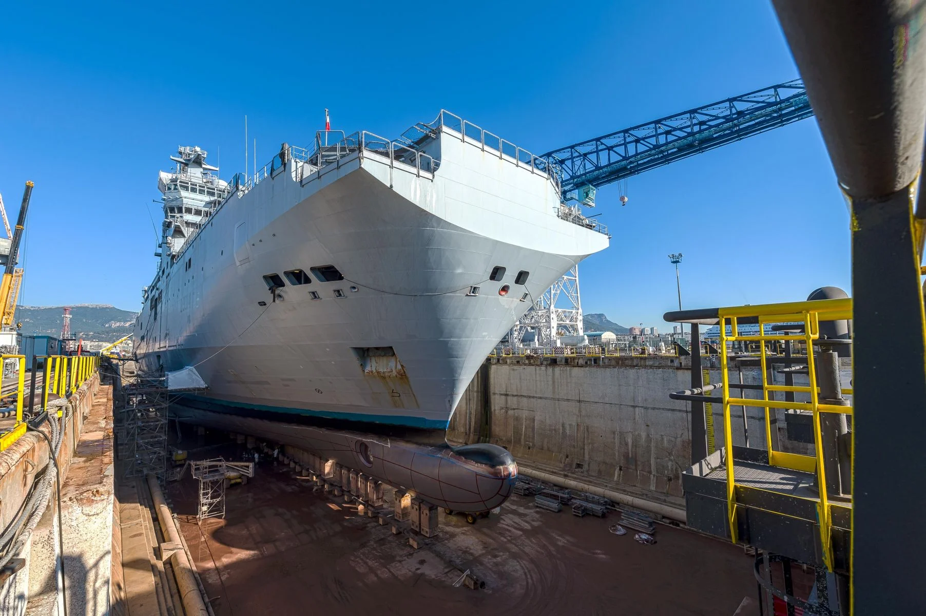 Le BPC Tonnerre en cale sèche