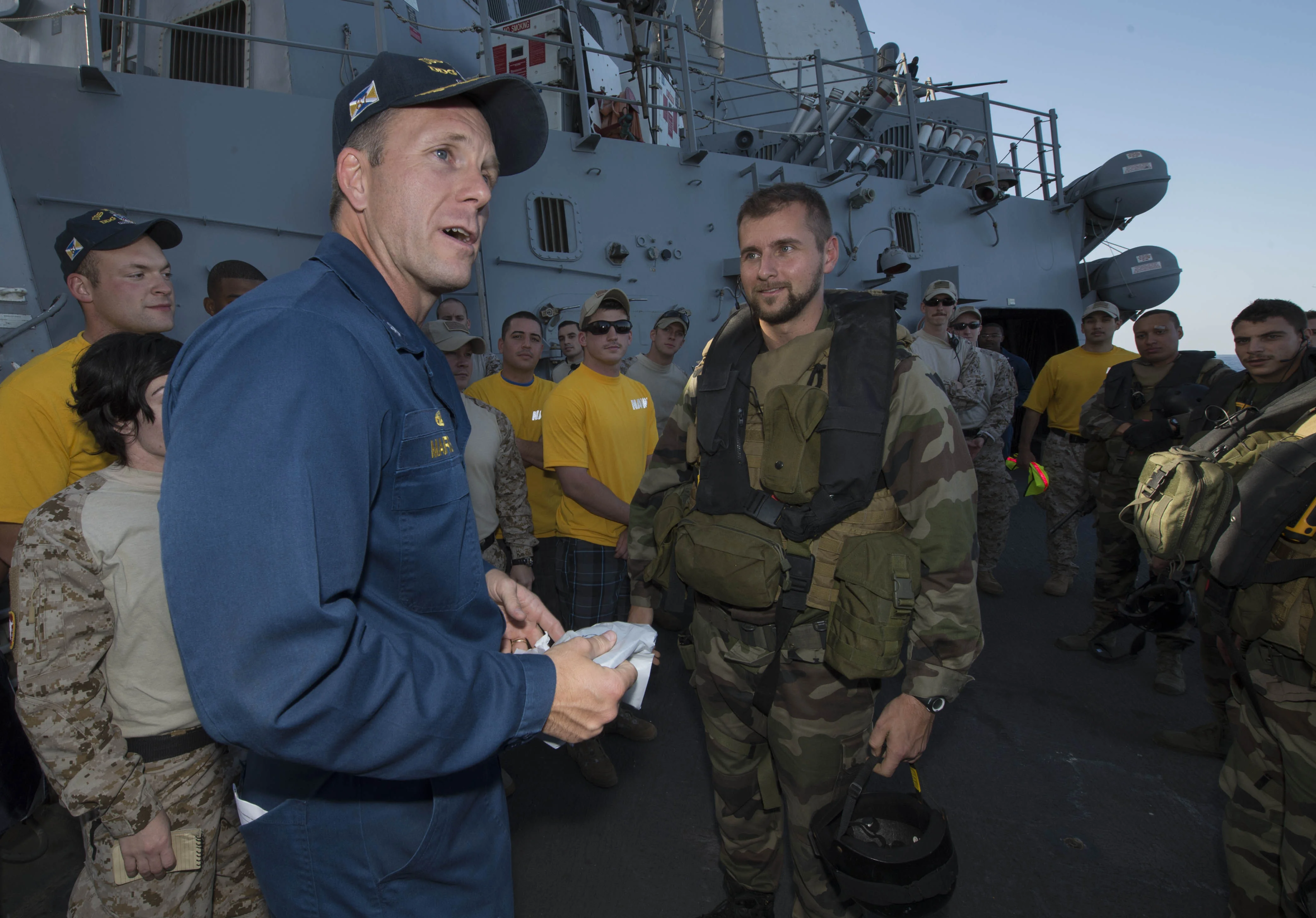 Le Cmdr. Wilson Marks, commandant du destroyer USS Mason, accueille les marins français de l'équipe de visite de la frégate Jean de Vienne