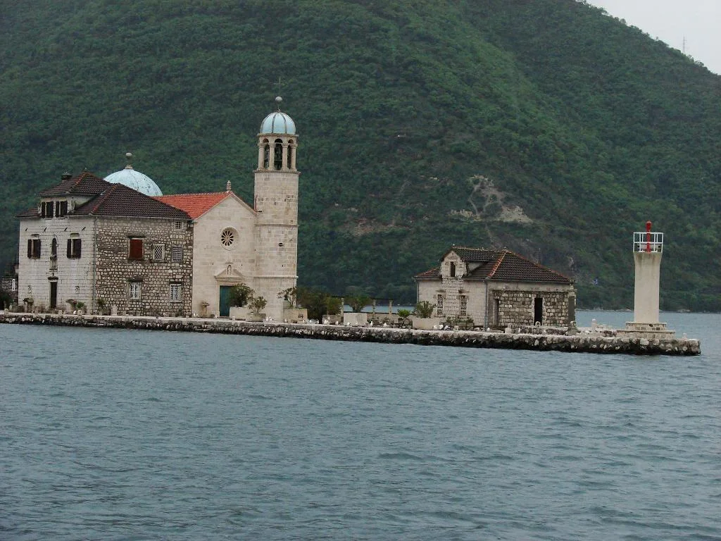 A côté, une église