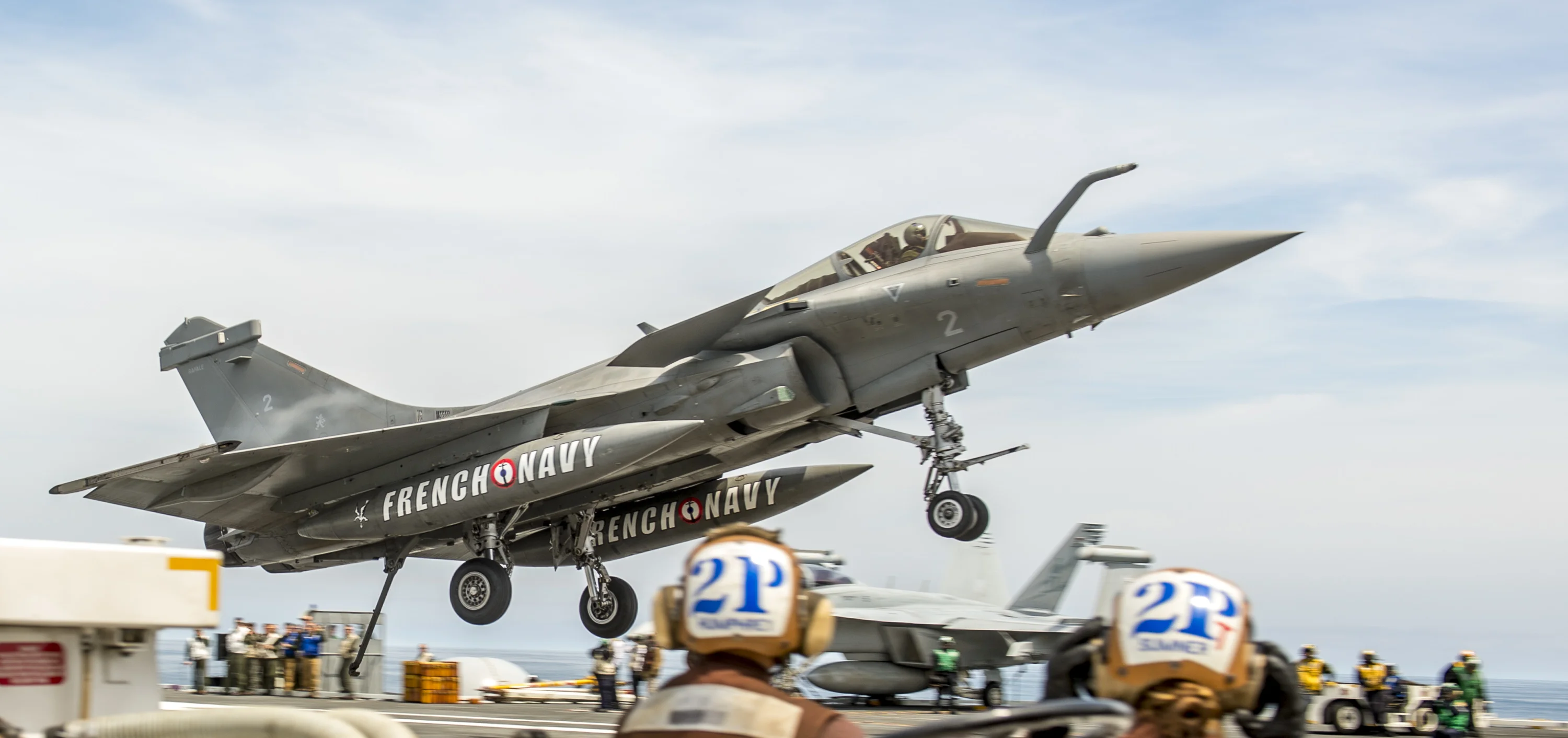 Un Rafale de l'aéronavale française apponte sur le porte-avions américain USS George H.W. Bush