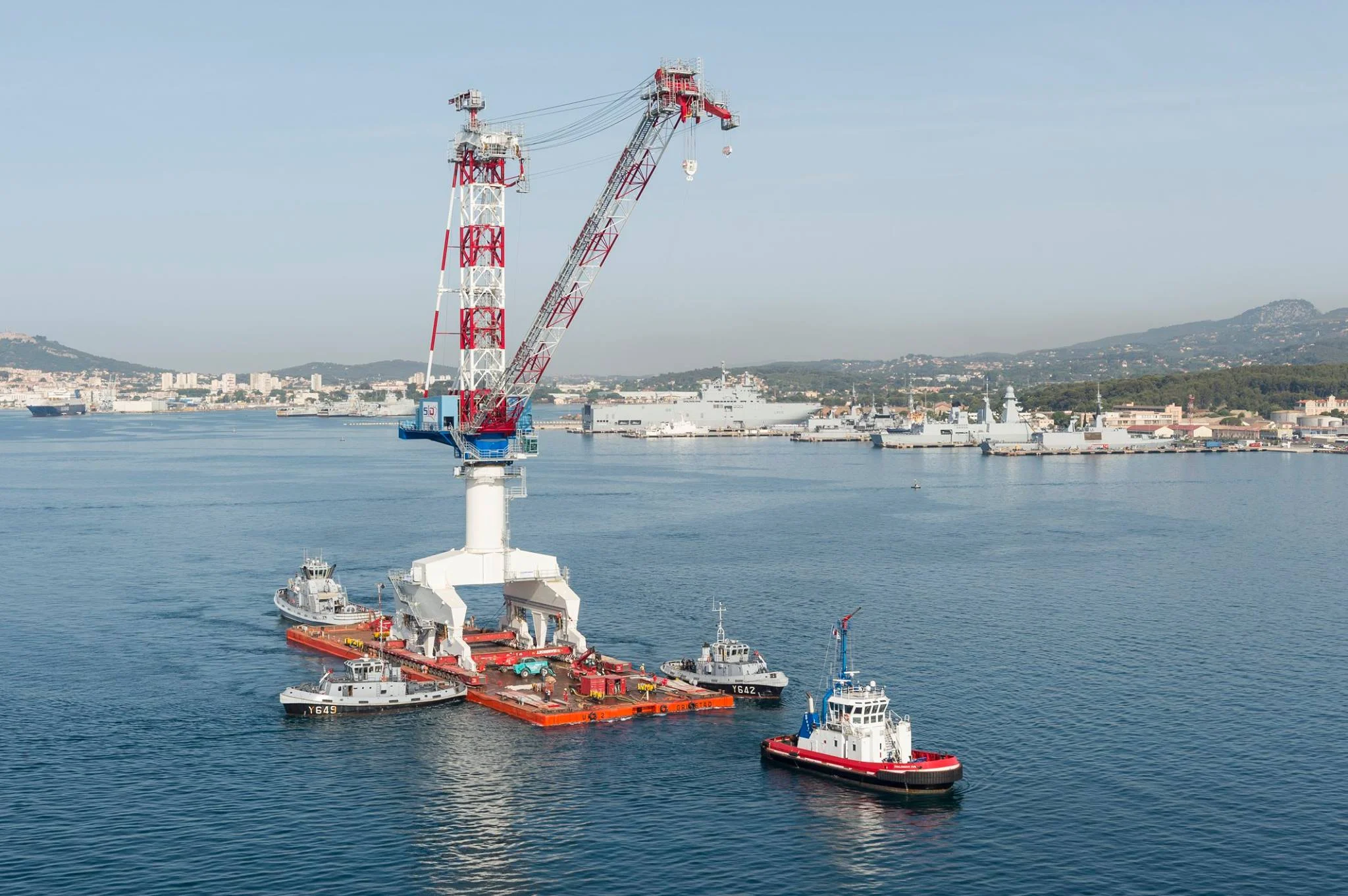 La grue 10B transférée par barge de La Seyne au port militaire de Toulon