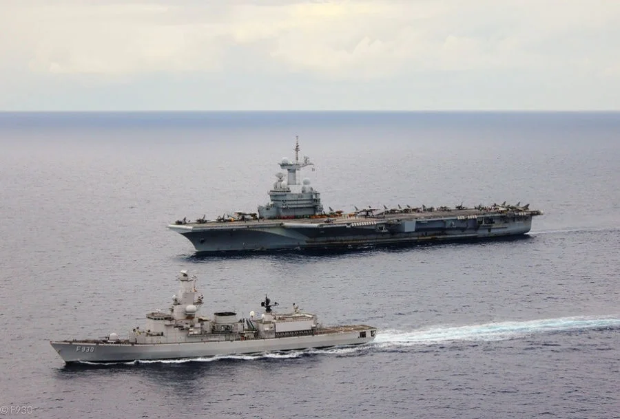 La frégate belge Léopold Ier escorte le groupe aéronaval