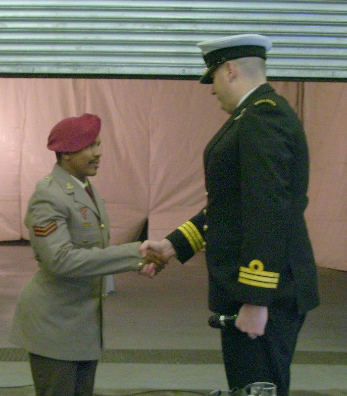 Le Cpl Ramokgari félicité par le commandant du SAS CHARLOTTE MAXEKE, le Cdr Roland Shortt après avoir reçu son insigne