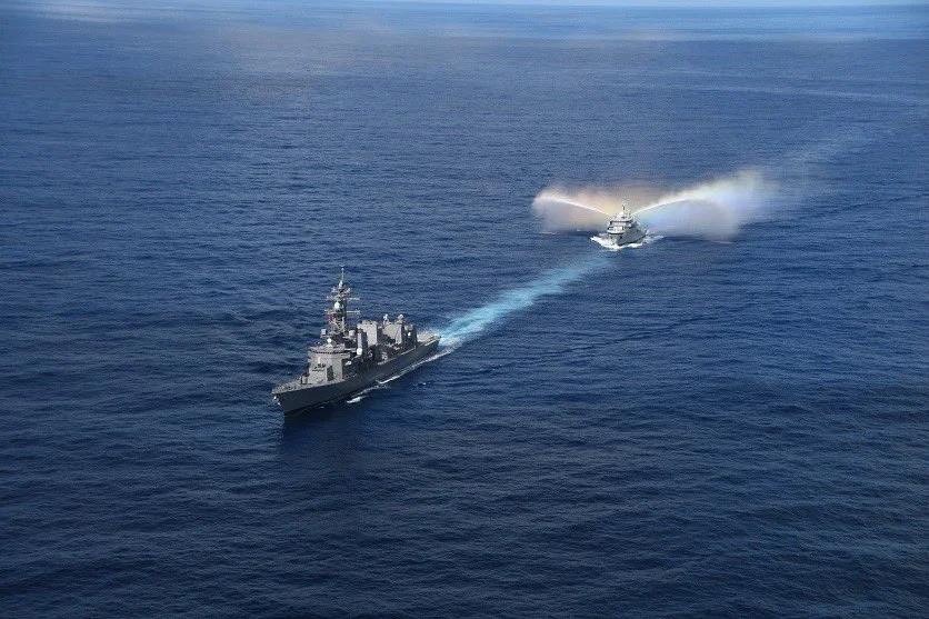 Le bâtiment de soutien d’Entrecateaux et la frégate japonaise Kirisame