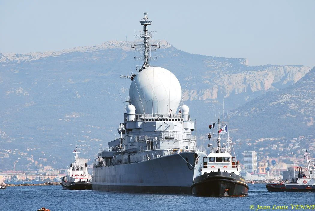 La coque de l'ex-Duquesne remorquée vers St-Mandrier