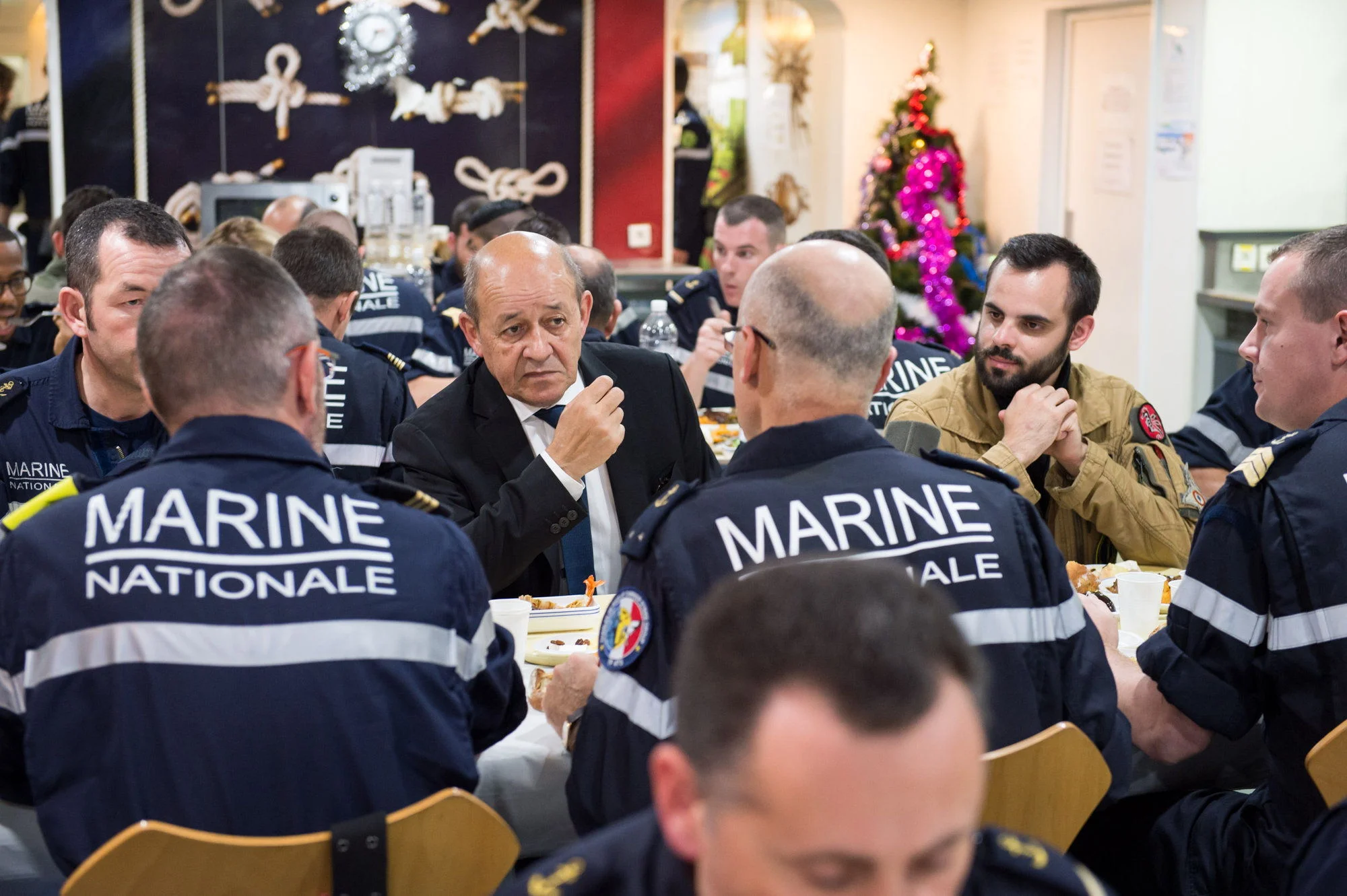 Le ministre de la Défense à bord du Charles-de-Gaulle pour le Nouvel An