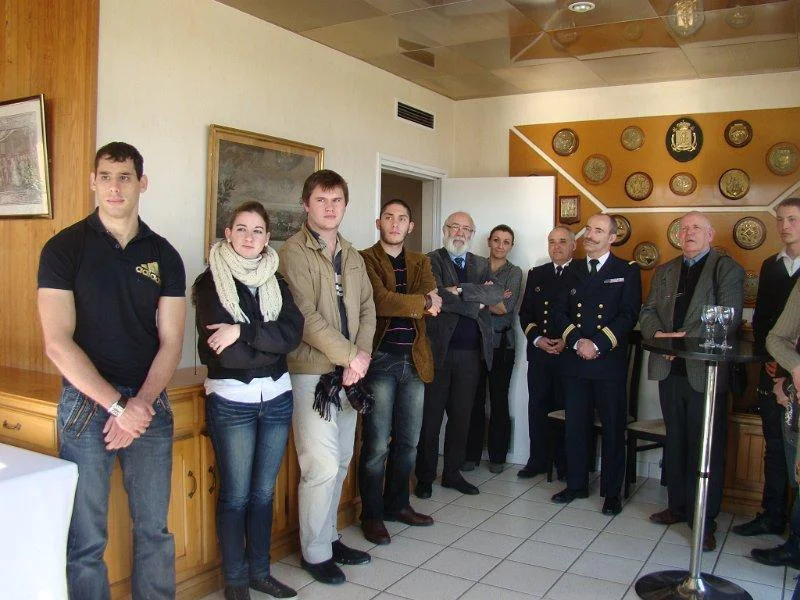 Signature de contrat dans la Marine nationale pour huit jeunes aquitains