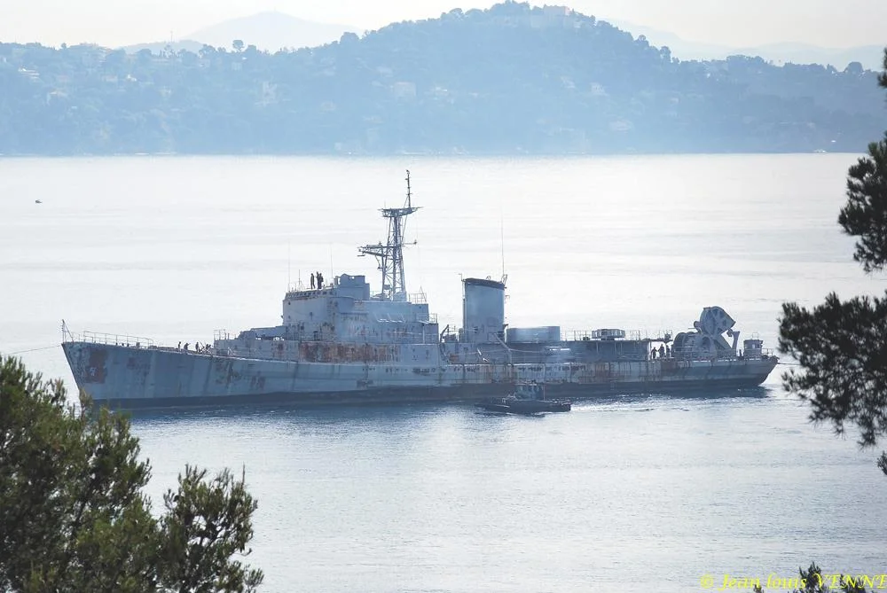 La coque de l’ex-aviso escorteur Commandant Rivière transférée de Saint-Mandrier à la base navale de Toulon