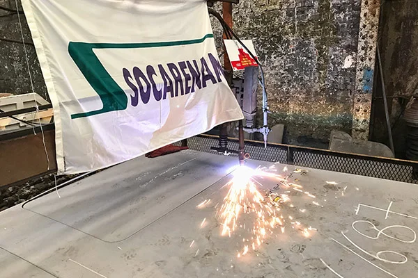 Découpe des premières tôles du nouveau bateau-pompe léger des marins-pompiers de Marseille